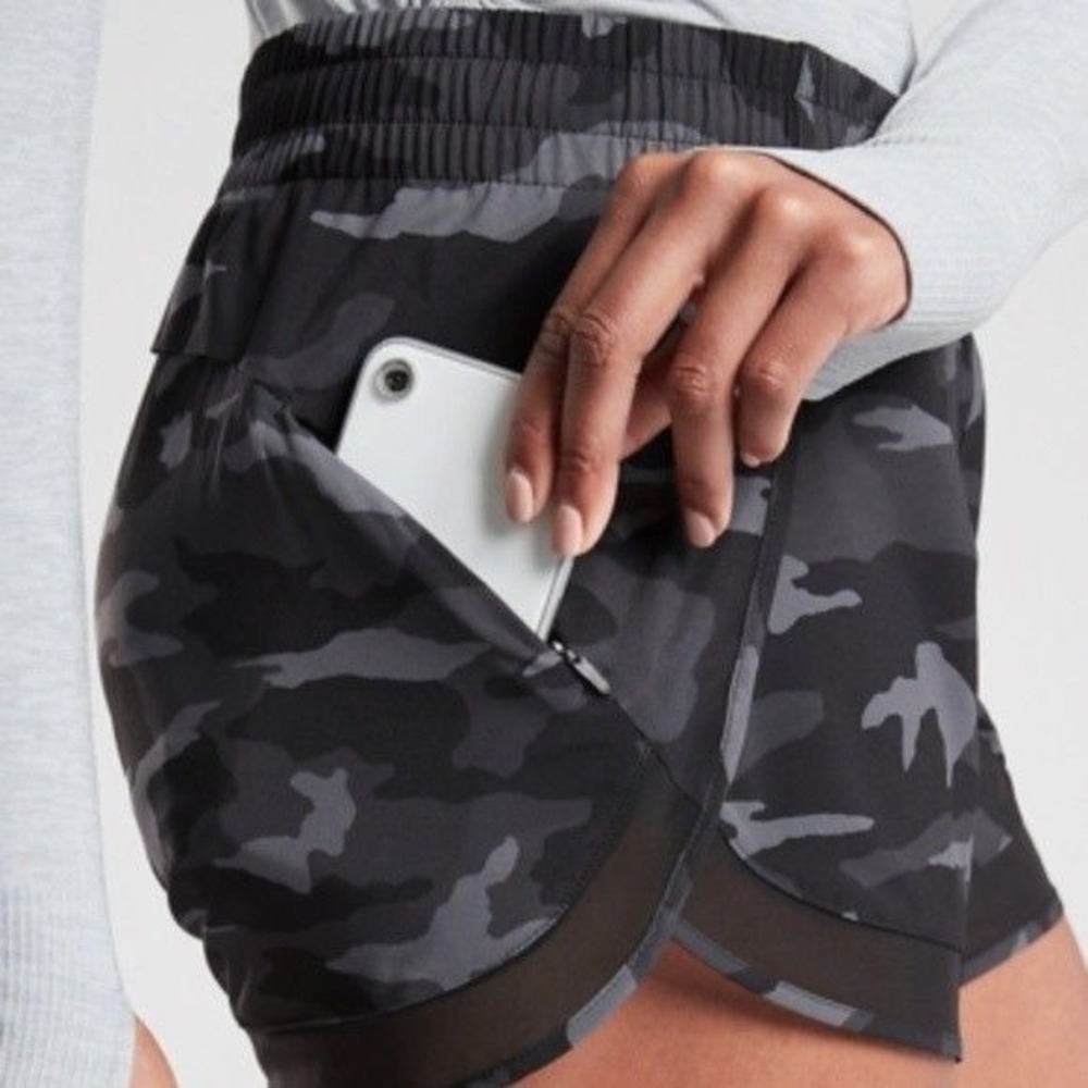 Athleta Women's Printed Mesh Racer Run Short 4" Size 1X Black Gray Camo Athletic
